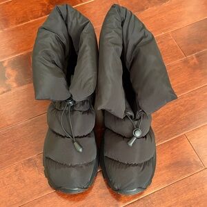 NWOT H & M Black Puffer Ankle Boots